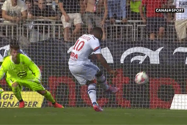 Benoît Costil est pris à contre-pied. Alexandre Lacazette marque le deuxième but lyonnais sur penalty. Défaite des rennais à Lyon (2-0).