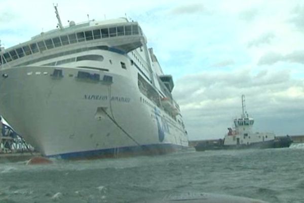 Le navire vient de heurter le quai et s'enfonce dans l'eau