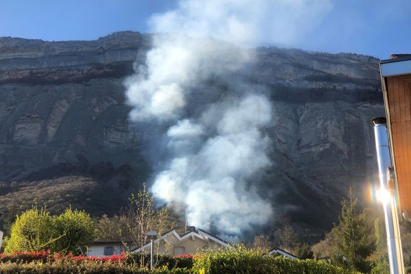 L’incendie se situe entre le château de Rochasson et le réservoir d'eau, sur la commune de Meylan en Isère. 