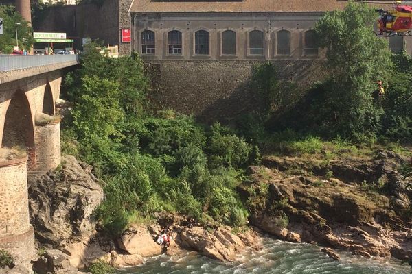 Hélitreuillage d'un adolescent qui s'est blessé en sautant du pont d'Arthes.