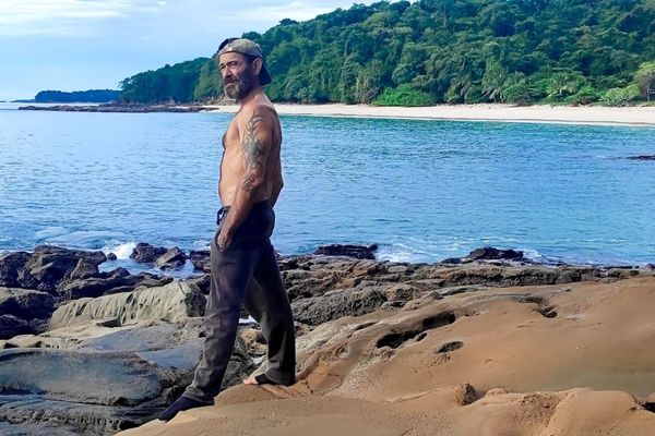 Alexandre Lassaux, seul face à l’océan sur une île déserte durant 35 jours en autonomie.