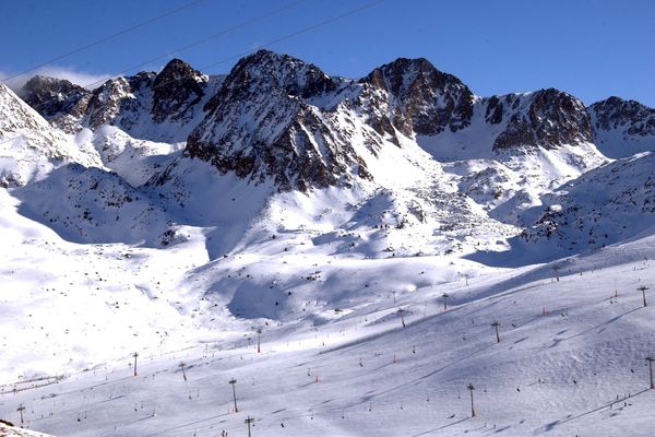 Un épisode neigeux va se renforcer à compter de ce dimanche après-midi 22 décembre 2024 en Ariège. Il sera accompagné de fortes rafales de vents. L'accès au pas de la case en Andorre via la RN  sera donc fermée à compter de 15h et pour une durée indéterminée.