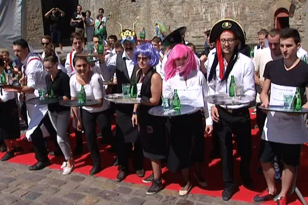 Les participants à la course des garçons et filles de café sont dans les starting blocks