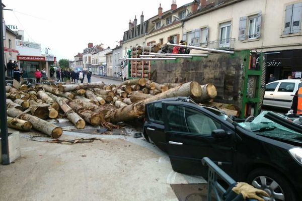 Les grumes au milieu de l'avenue Carnot à Gray. 