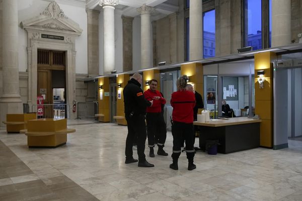 L'intérieur du tribunal du Havre au moment du procès à huit clos des cinq mineures accusées du lynchage de la lycéenne.