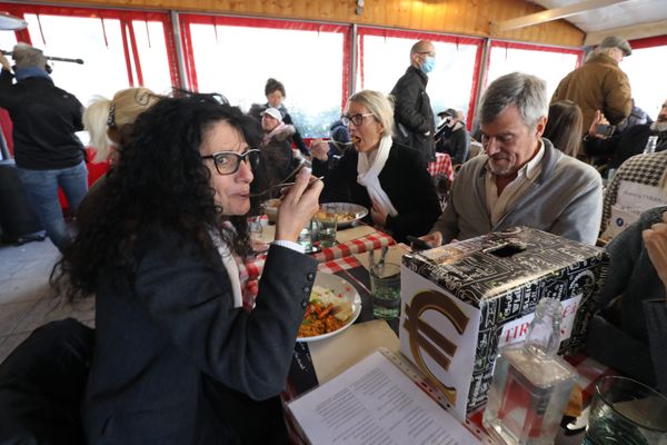 D'autres restaurateurs ont ouvert leurs portes illégalement récemment, et un mouvement sur les réseaux sociaux appelle à un mouvement de désobéissance civile lundi 1er février. 