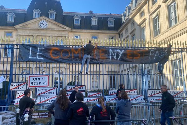 Mobilisation d'une cinquantaine d'éleveurs au Puy-en-Velay devant la préfecture de Haute-Loire, vendredi 11 octobre. Ils demandent une meilleure indemnisation face à la fièvre catarrhale ovine, et notamment la prise en charge du vaccin contre la FCO de sérotype 8.