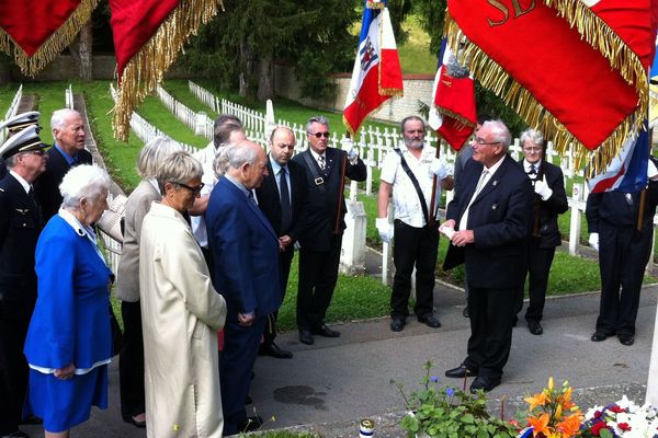 Michel Marlin, l'habitant de Besançon ayant aidé à identifier le corps du soldat britannique, prononce un discours émouvant devant le frère et le neveu du sergent mort le 16 juillet 1943 dans le crash de son bombardier.