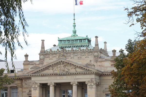 Deux collégiens strasbourgeois visés par une enquête pour apologie du terrorisme en marge de l'hommage à Samuel Paty.