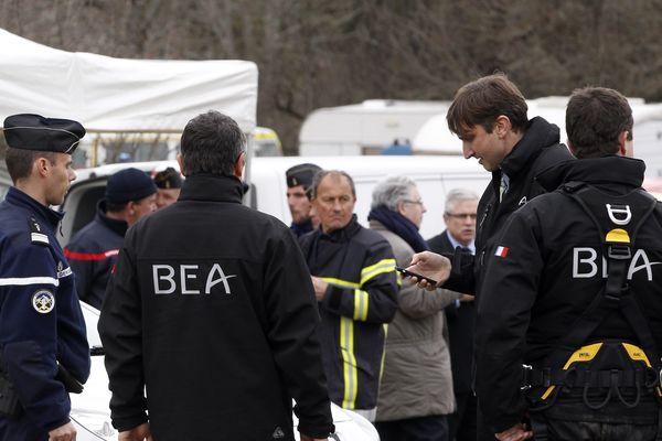 Des enquêteurs du BEA à la Seyne-les-Alpes le 25 Mars 2015.