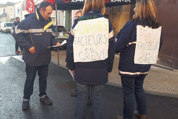 Les agents de la Poste sont en grève avaient fait signer une pétition contre la fermeture du centre de distribution de Saint Chaptes .