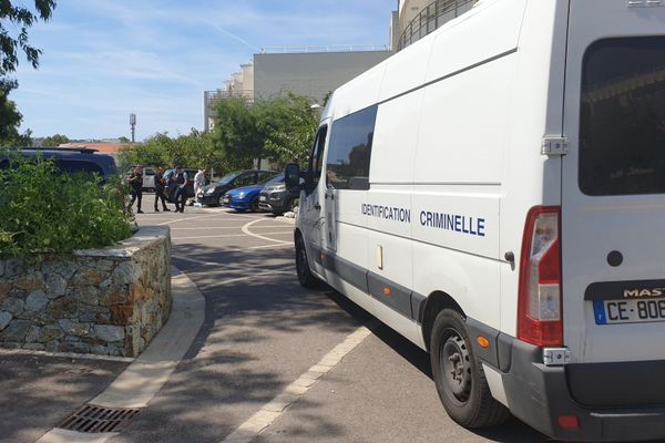 Un homme de 60 ans a été tué de deux décharges de chevrotine, ce dimanche 26 juillet  à la résidence "Les Rivages" de Calvi.