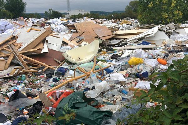 5000 tonnes de déchets sont stockés dans la plaine de Chanteloup. 