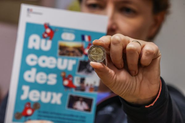 Les élèves du CP au CM2 ont reçu un kit pédagogique sur les Jeux Olympiques de Paris, comprenant une pièce de deux euros collector.