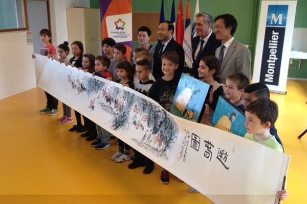 Les élèves sinophones de l'école de Chengdu à Montpellier avec les maires des deux villes