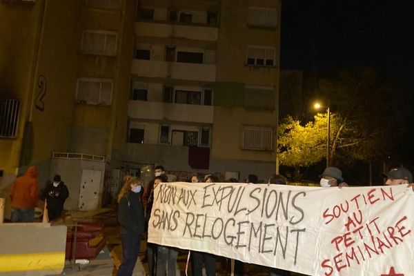 Les militants étaient aussi sur place pour manifester contre l'expulsion