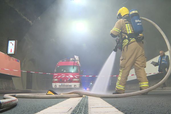 Un exercice en temps réel a mobilisé 160 pompiers lorrains et alsaciens mardi 5 novembre 2024 dans les Vosges. Le tunnel Maurice Lemaire était fermé pour permettre aux autorités de simuler l'incendie d'un poids lourds.