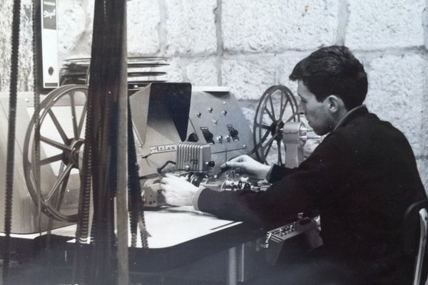 Un banc de montage film en 1965 à la Citadelle