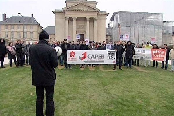 Les artisans manifestent à Rouen contre la hausse de la TVA.