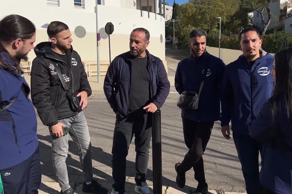 Les médiateurs d'Humanîmes se postent à la sortie des établissements scolaires pour aller à la rencontre des plus jeunes.