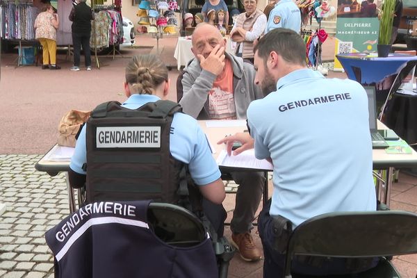 Pour simplifier les démarches des procurations, la brigade de gendarmerie de Balbigny (Loire) se rend cette semaine sur les marchés.