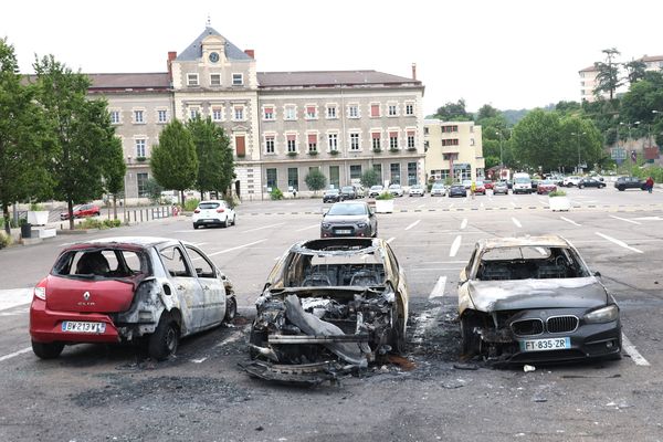 Illustration. La mairie de Rive-de-Gier avait été incendiée dans le nuit du 30 juin au 1er juillet, lors des violences urbaines.