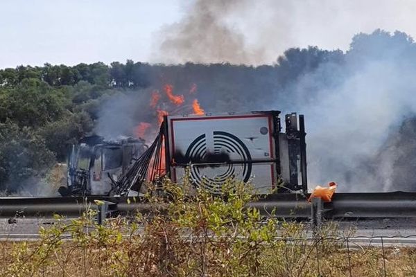 Hérault : l'autoroute A9 coupée dans les 2 sens à Fabrègues après un accident de camion. Le PL a pris feu - 13 août 2019.