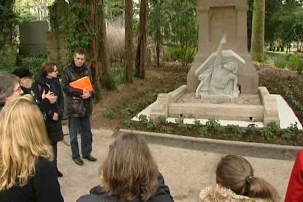 La présentation de la tombe restaurée de Jules Verne