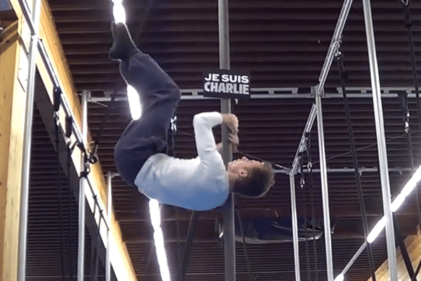 La performance d'un étudiant de Cirqu'Onflexe, dans la vidéo de soutien à Charlie Hebdo.