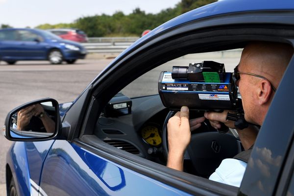 Photo d'illustration. C'est un "double carton rouge" que les gendarmes de l'Ardèche ont adressé ce week-end à un automobiliste sur la commune de Saint-Just d'Ardèche. Ils ont intercepté un automobiliste en grand excès de vitesse et de surcroît "très alcoolisé".