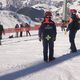 Une patrouille de sécurité va à la rencontre des skieurs sur le domaine skiable des Deux Alpes.