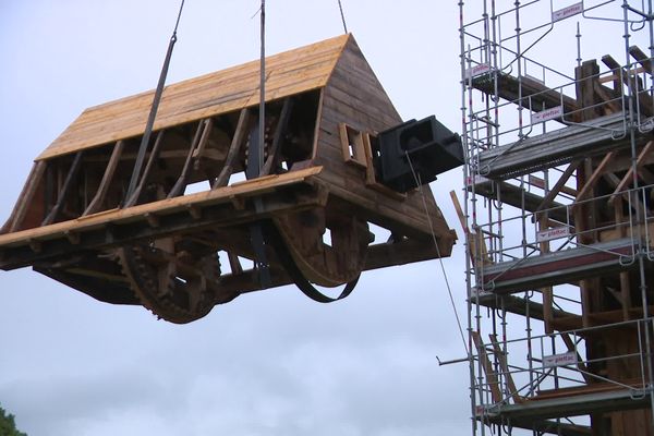 Le grutage du moulin a débuté le 16 juin. Le 23 juin, les équipes ont procédé au posage de la tête.