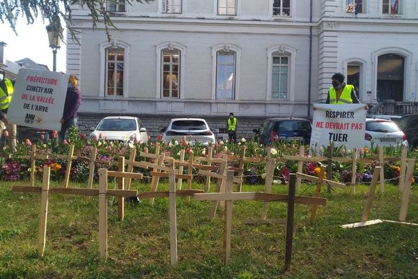 85 croix plantées devant la préfecture de la Haute-Savoie