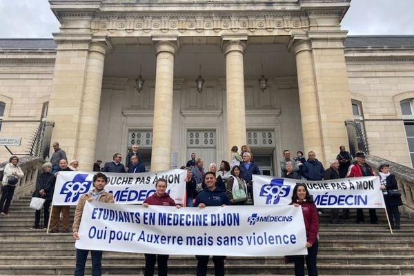 Des soutiens au médecin agressé devant le tribunal d'Auxerre (Yonne), mardi 1er octobre 2024.