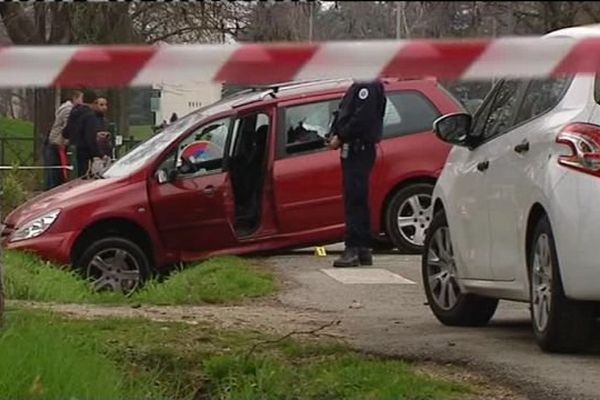 Archives Janvier 2016 : un homme fonce avec sa voiture sur quatre militaires de l'opération Sentinelles, près de la mosquée de Valence (Drôme)