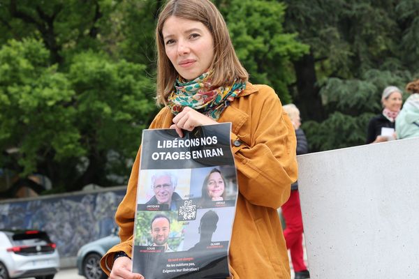 Noémie Kohler sœur de Cécile Kohler otage en Iran devant le siège des Nations Unis ONU à Genève le 27 Mai 2024.