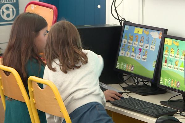 L'ikastola de Saint-Jean-de-Luz est la première école immersive en langue basque équipée d'un tel programme informatique, tout en basque.