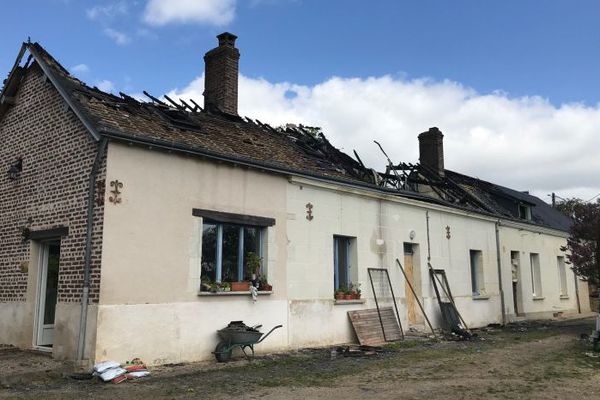 La longère victime de l'incendie dans le village de Saint-Arnoult (41). 