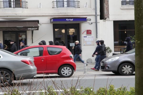 Moment de tension dans les rue de reims ce samedi 23 mars dans l'après-midi, entre casseurs et forces de l'ordre.  