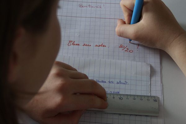 Plusieurs collèges testent les classes sans notes en France. Les avis sont toujours partagés. 