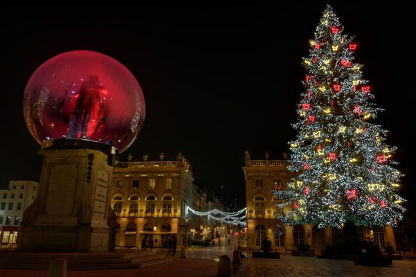 La place Stanislas illuminée mais sans public pour les festivités de la Saint-Nicolas 2020.