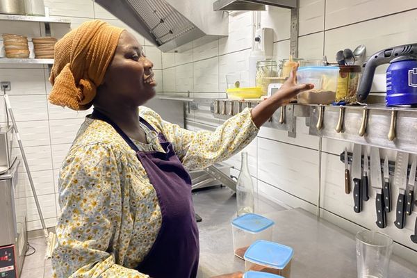 Roqaya Ismail Adam participe pour la deuxième fois au Refugee Food Festival. Elle était infirmière avant de quitter le Soudan.