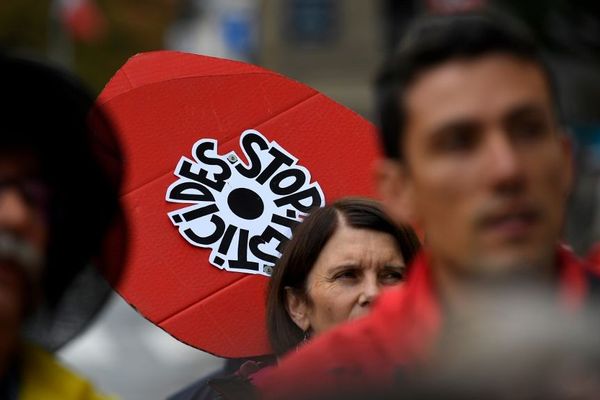 Une manifestante avec un coquelicot, symbole du mouvement anti-pesticide, lors d'une manifestation en octobre à Rennes.