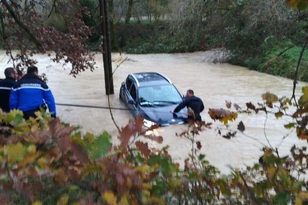 Une femme handicapée s'est retrouvée bloquée par les eaux, vendredi après-midi, à Lauraguel