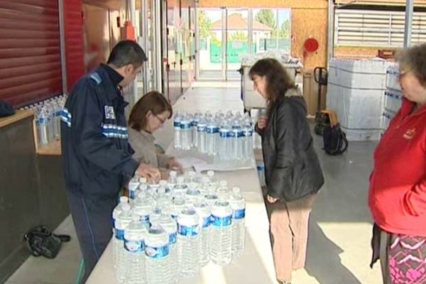 Depuis vendredi (12/10/2012), une pollution à l'arsenic perturbe la distribution d'eau potable pour les habitants de Saint-Yorre, dans l'Allier. Les taux relevés dépassent légèrement les normes autorisées. La mairie a dû organiser des distribution de bouteilles d'eau en attendant le feu vert de l'Agence Régionale de Santé pour autoriser à nouveau l'usage de l'eau du robinet.