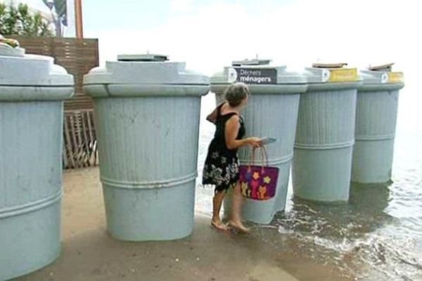 Carnon (Hérault) - les poubelles qui étaient sur la plage en 2013 sont dans l'eau cette année - septembre 2014.