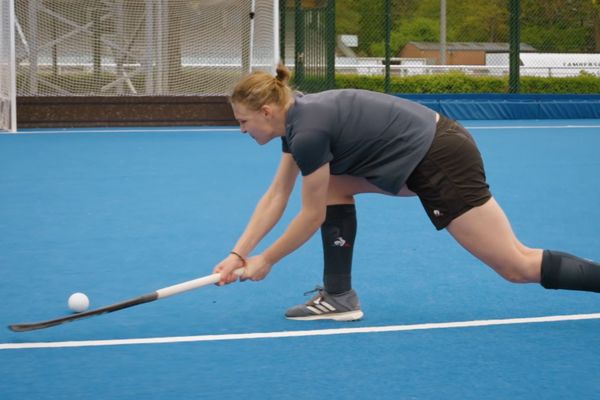 La joueuse de hockey sur gazon Eve Verzura s'entraîne à son geste en or, le shoot revers.