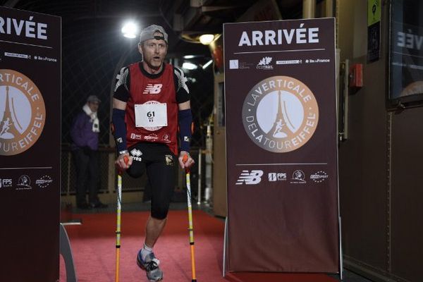 Le coureur unijambiste palois a réussi La Verticale de la Tour Eiffel