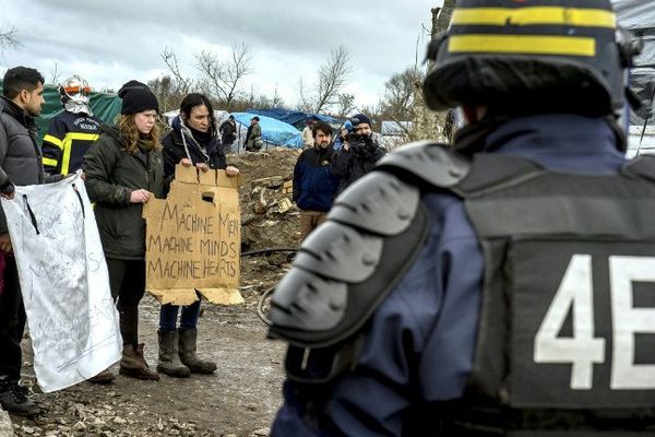 Migrants et activistes No Border manifestent dans la "jungle" de Calais, le 3 mars 2016.