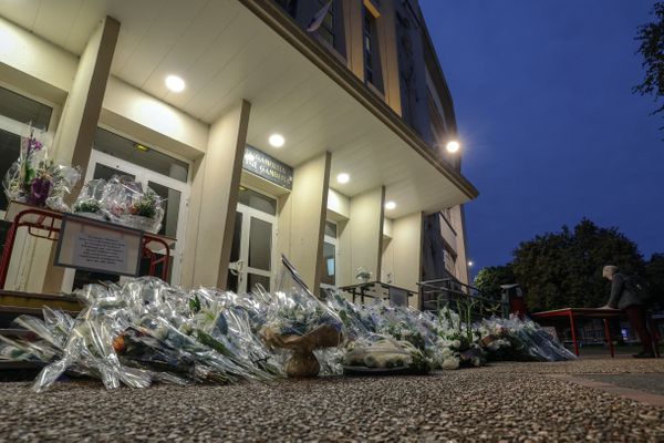 Les fleurs à l'entrée de la cité scolaire Gambetta à Arras, lundi 16 octobre 2023, trois jour après l'assassinat de Dominique Bernard.